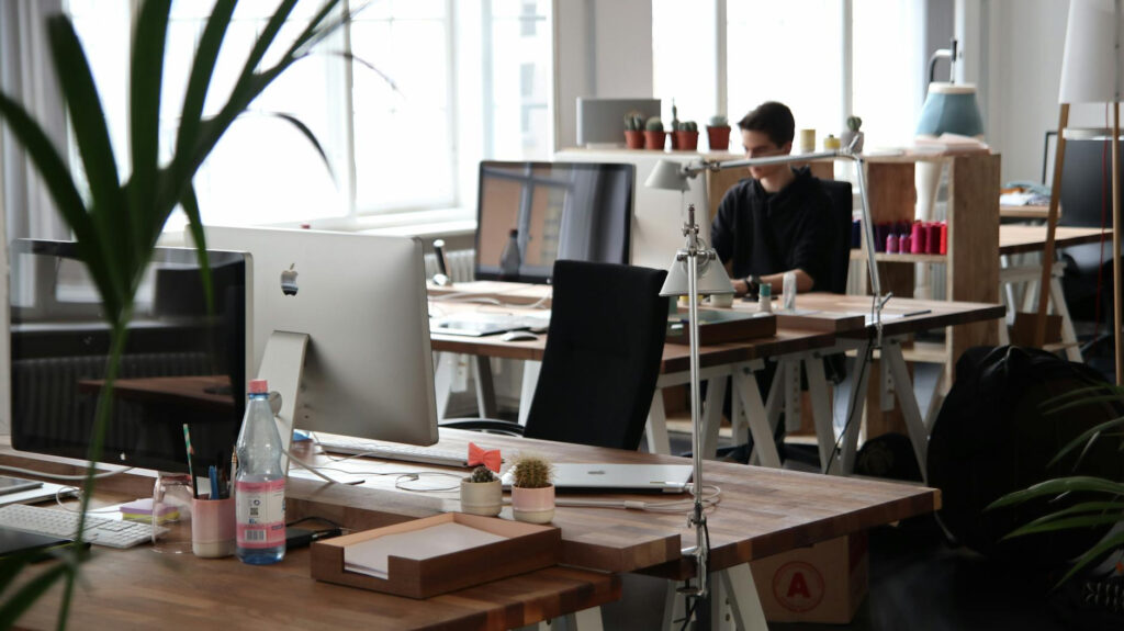 Praca w domu vs. coworking w Warszawie. Gdzie jesteś bardziej produktywny?